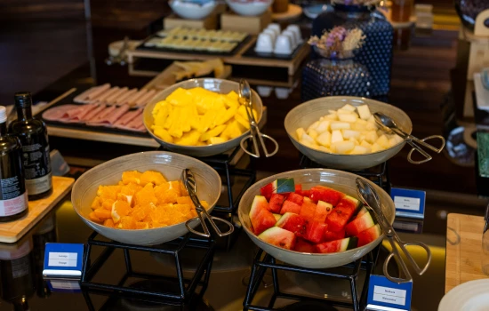 Tigelas de frutas variadas em um buffet de caf&eacute; da manh&atilde;.