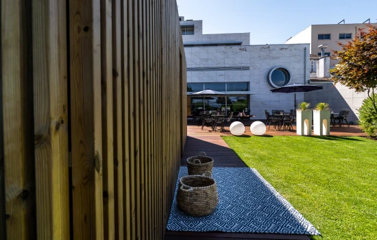 Jardim gramado com &aacute;rea de estar ao ar livre e decora&ccedil;&atilde;o moderna.