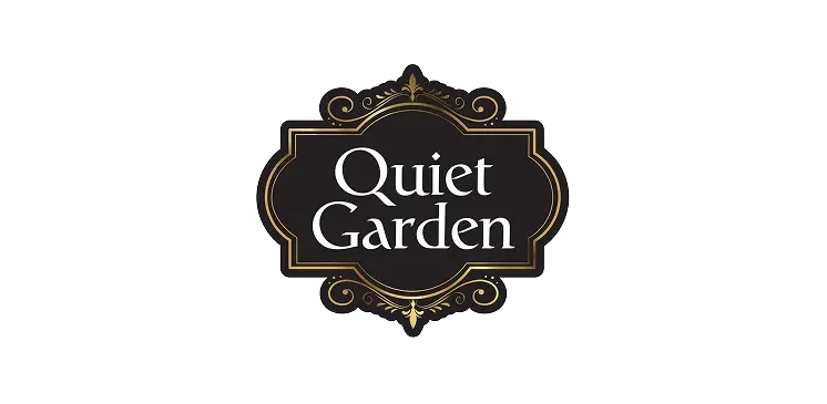 Logo con la inscripci&oacute;n "Quiet Garden" en letras blancas sobre un fondo negro con detalles dorados y ornamentos elegantes.