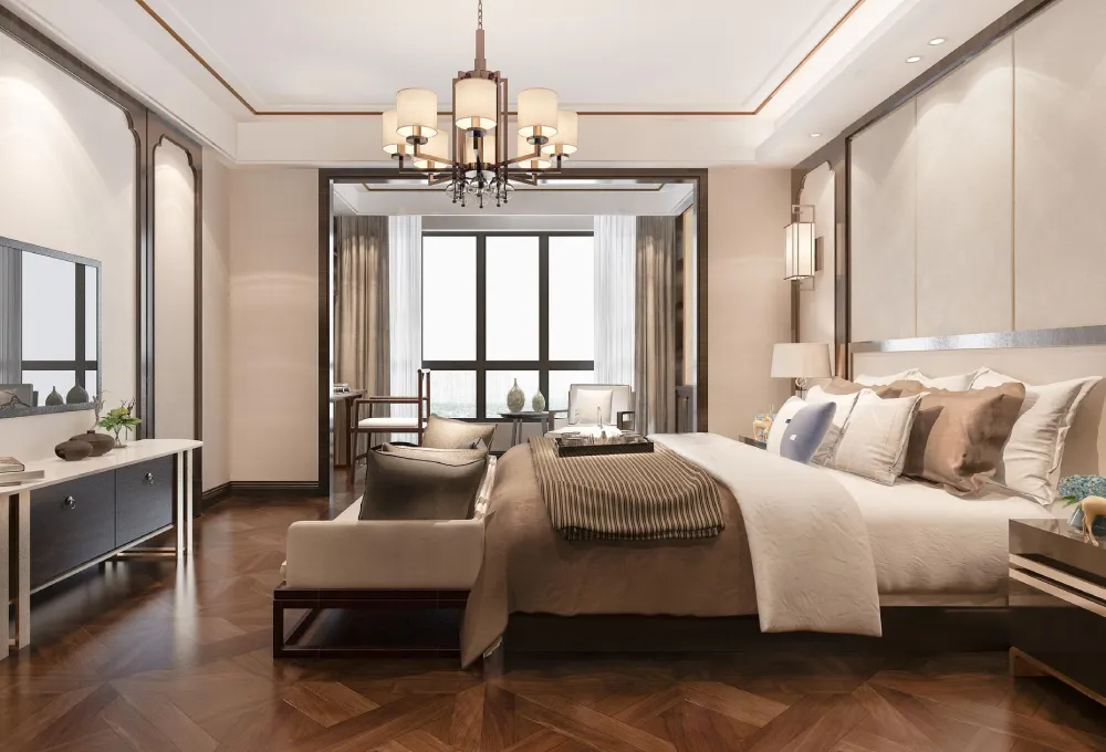 Dormitorio elegante con cama grande, lámpara de araña, ventanas amplias y decoración moderna.