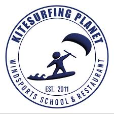 Logo de "Kitesurfing Planet" con figura de persona haciendo kitesurf.