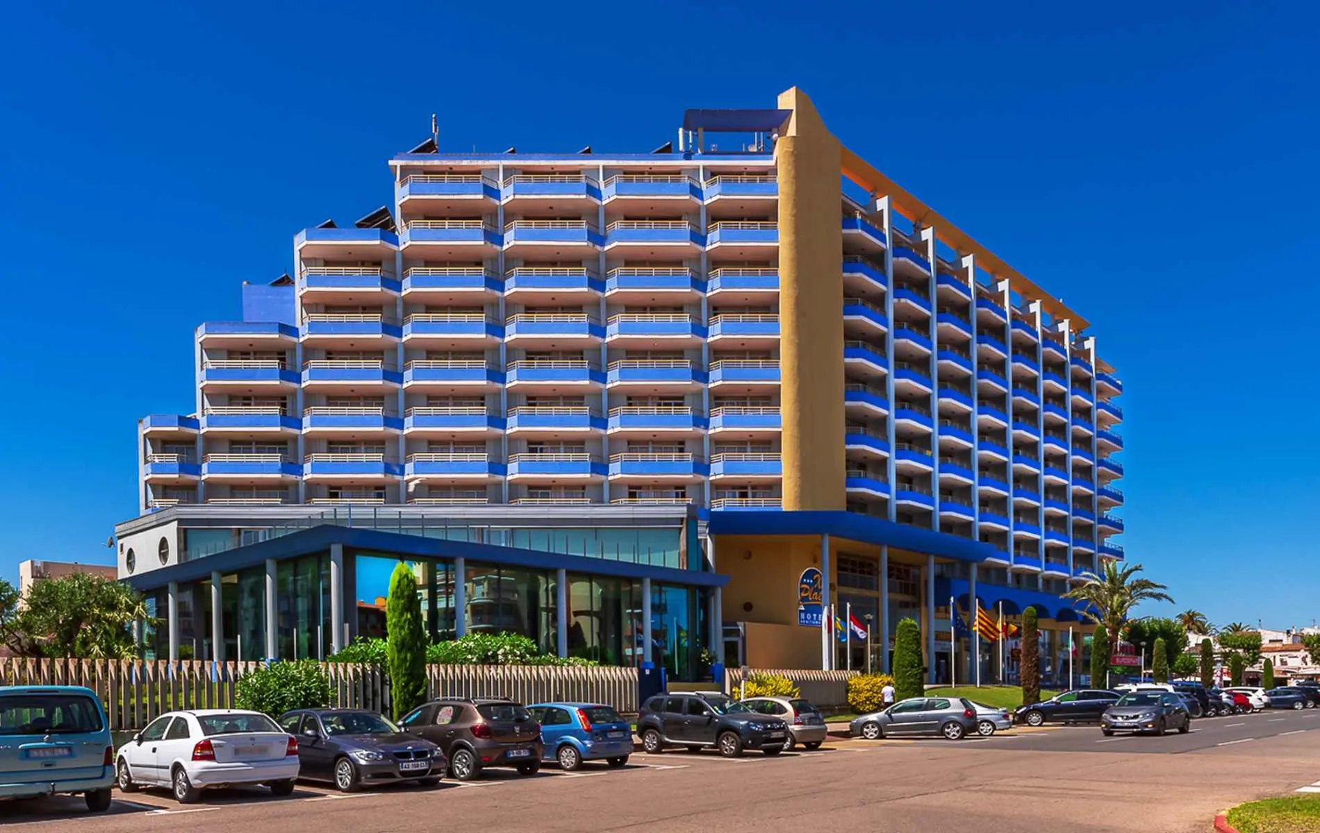 Edificio de hotel moderno en un d&iacute;a soleado con cielo azul.