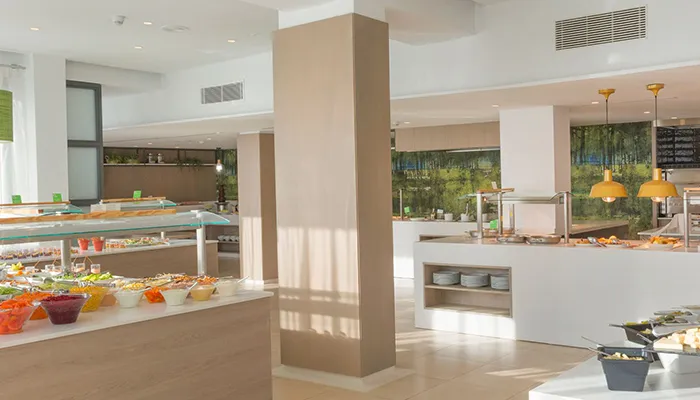 Restaurante buffet moderno con variedad de alimentos expuestos.