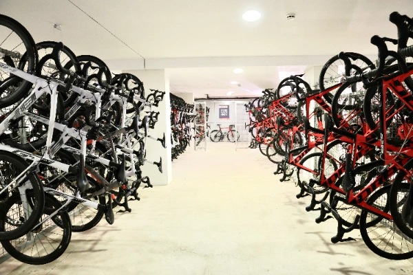 Bicicletas colgadas en soportes en un almac&eacute;n bien iluminado.