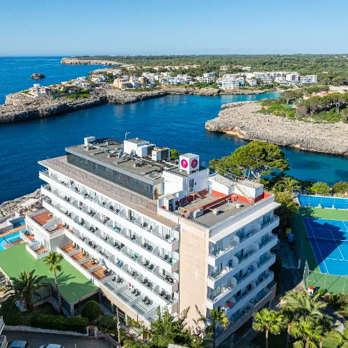 Imagen a&eacute;rea de un hotel junto al mar con vista a una bah&iacute;a y alrededores.