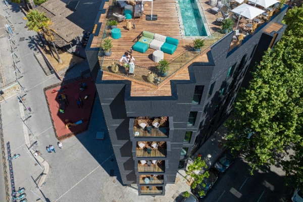 Edificio moderno con terraza y piscina en el techo, vista a&eacute;rea.