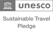 Logo de UNESCO con el texto "Sustainable Travel Pledge".