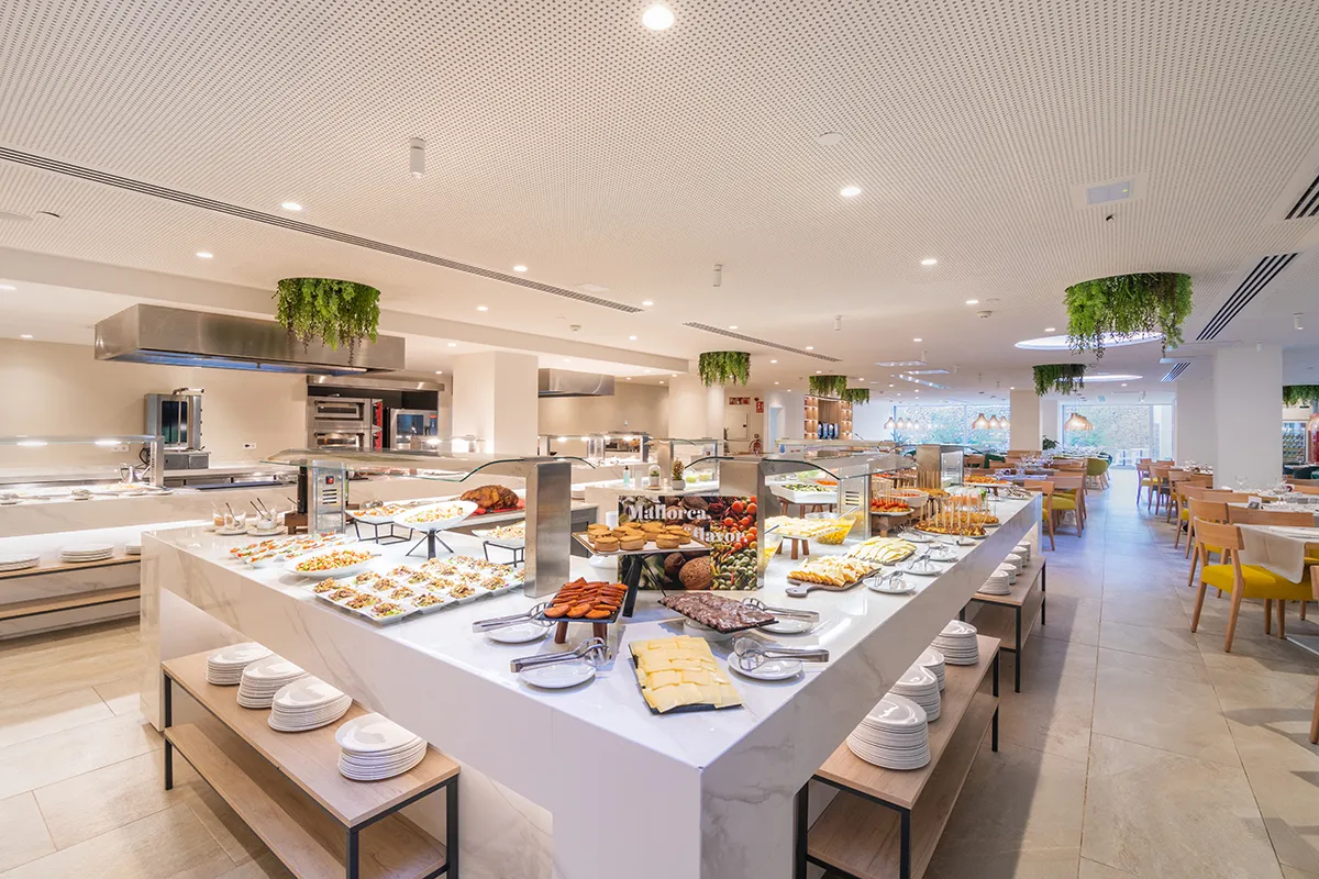 Buffet variado en restaurante luminoso y moderno con decoraci&oacute;n elegante.