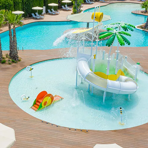 Parque acu&aacute;tico con toboganes y juegos en piscina infantil.