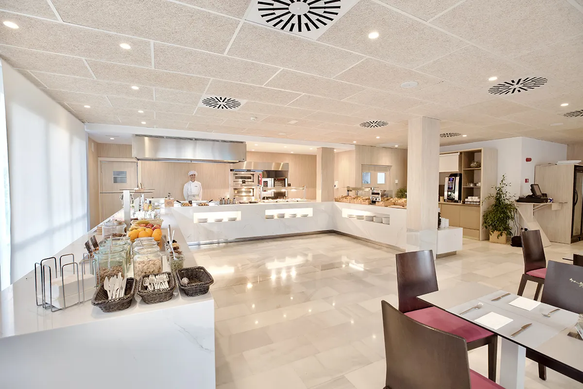 Cocina moderna con chef y alimentos en un buffet amplio y bien iluminado.