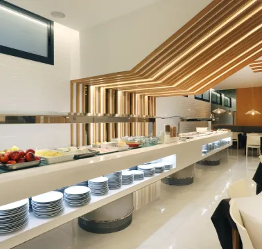 Buffet moderno y elegante con platos y comida en una sala bien iluminada.
