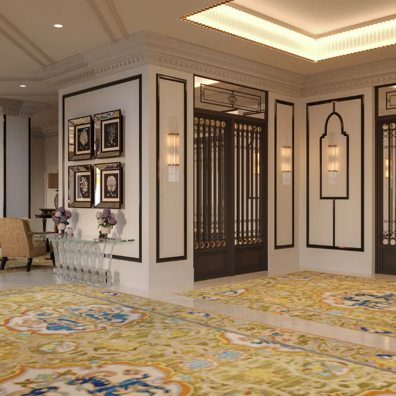 Vest&iacute;bulo elegante con alfombra decorativa, arte en las paredes y muebles cl&aacute;sicos.