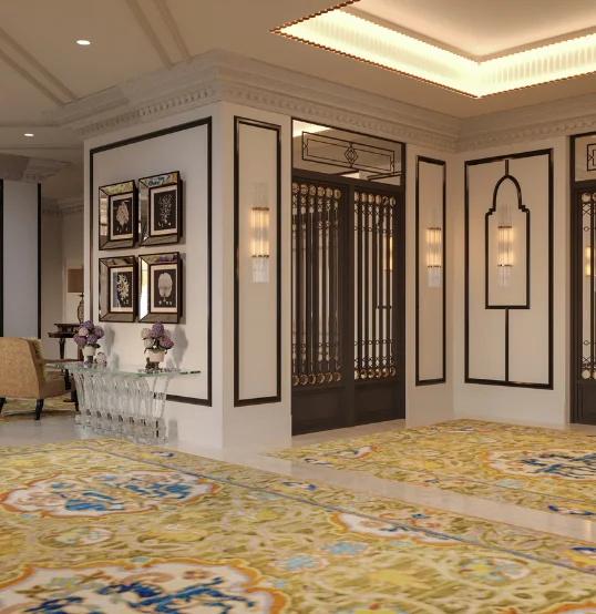 Vest&iacute;bulo elegante con alfombra colorida y cuadros en las paredes blancas.