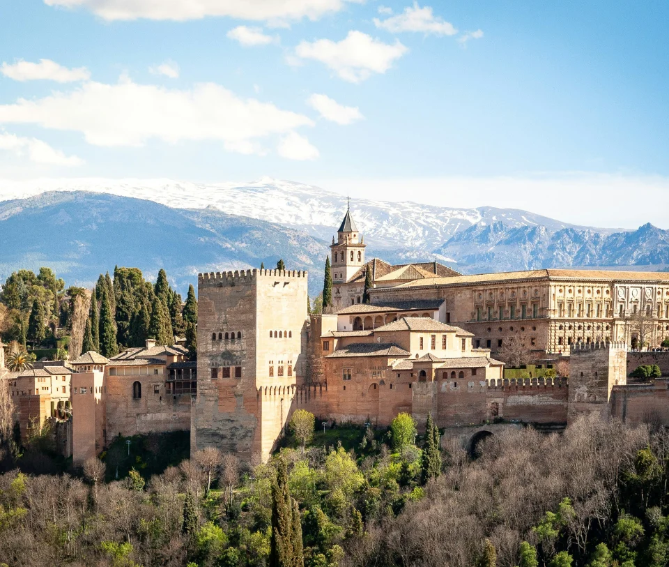 La Alhambra de Granada con monta&ntilde;as nevadas al fondo.