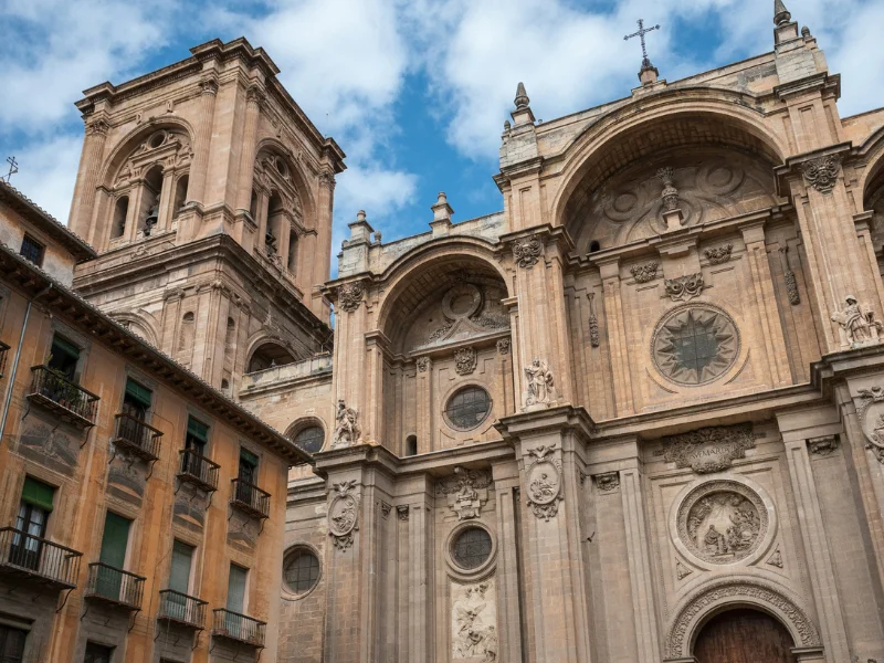 Iglesia antigua con fachada ornamentada y cielo azul.