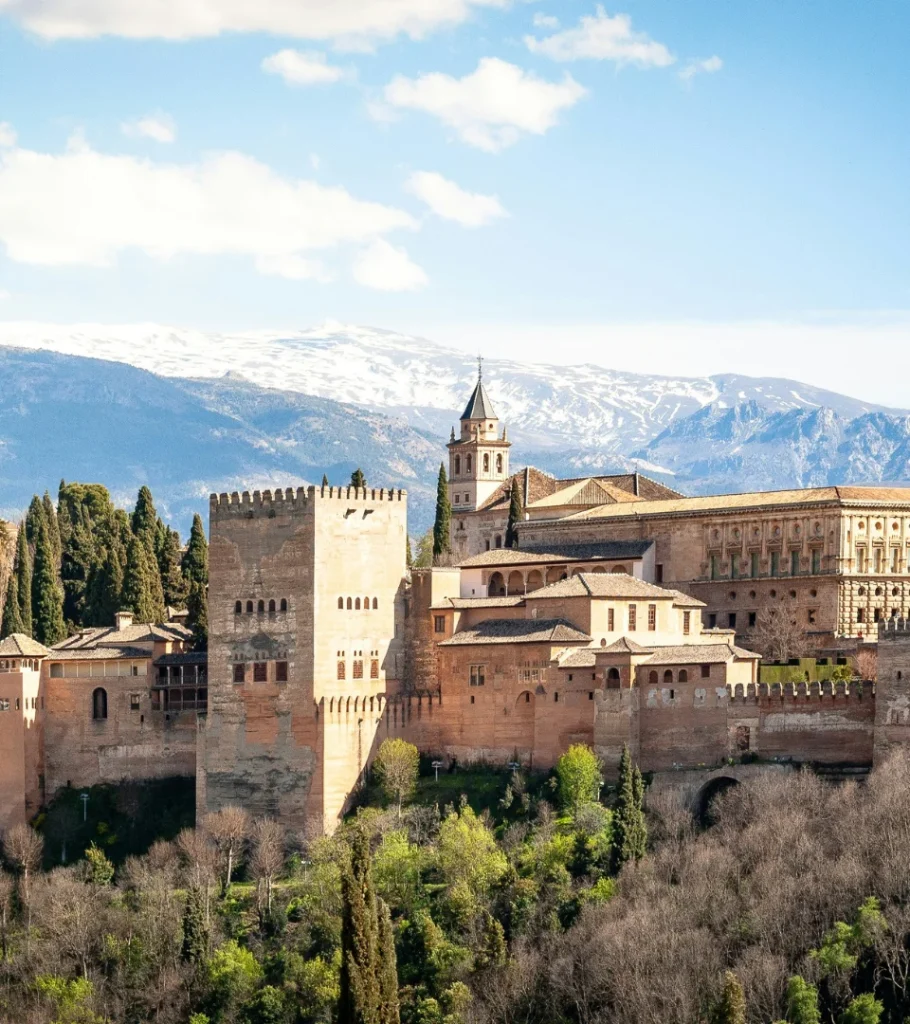 La Alhambra de Granada con monta&ntilde;as nevadas al fondo.