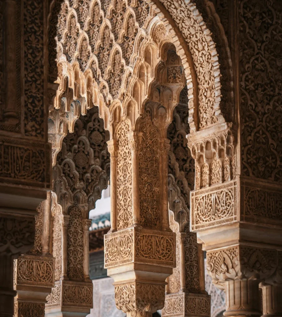 Arcos de estilo isl&aacute;mico con detallada ornamentaci&oacute;n en relieve.