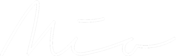 Firma manuscrita en blanco sobre fondo negro.