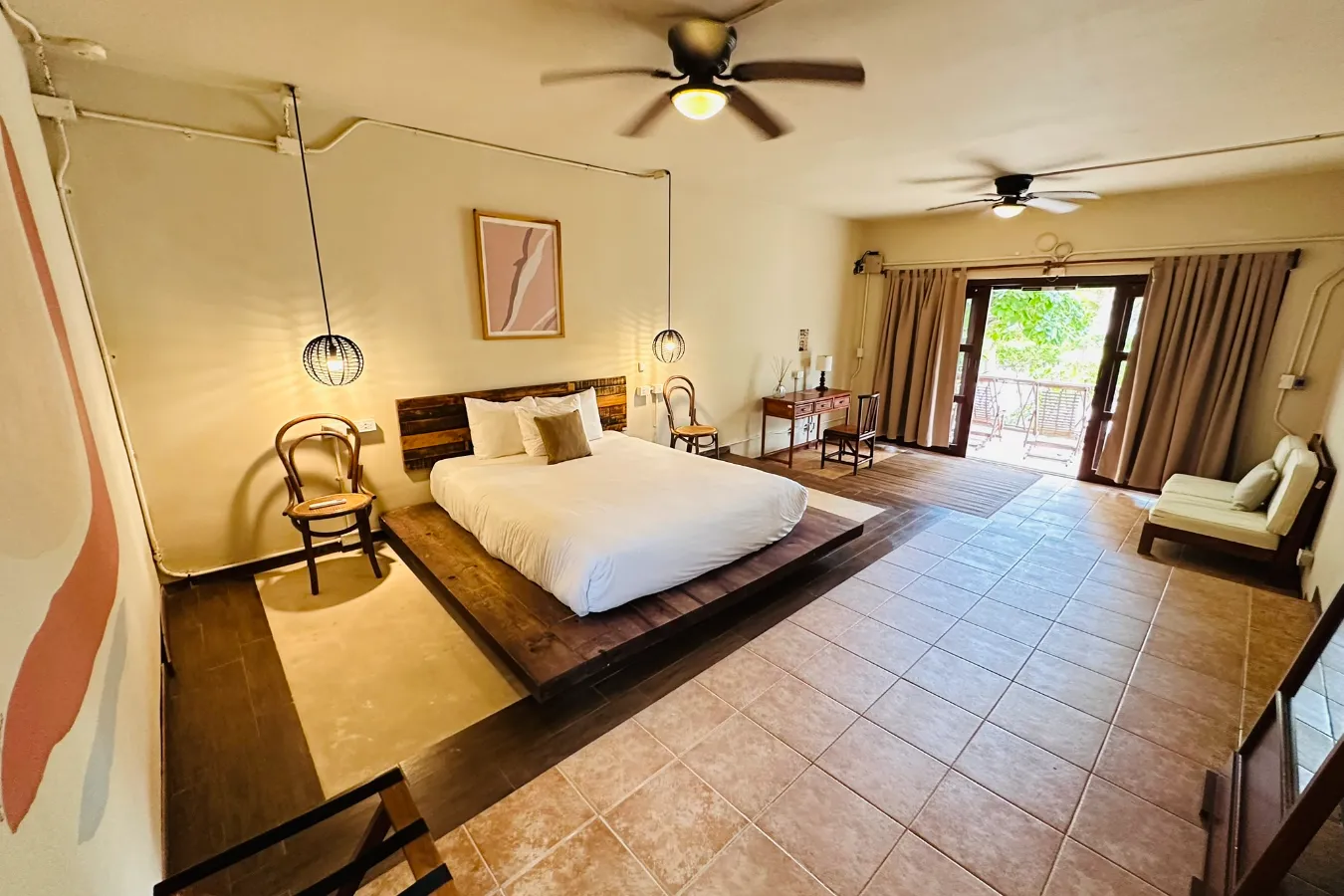 Habitación amplia y luminosa con cama grande y salida a balcón.