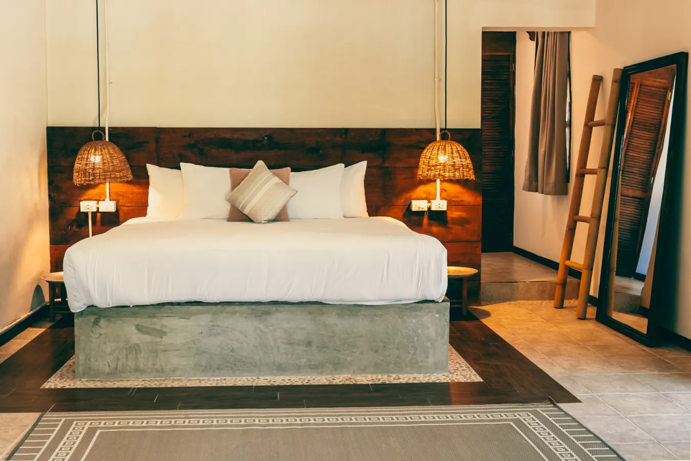 Cama con lámparas colgantes en habitación moderna y minimalista.