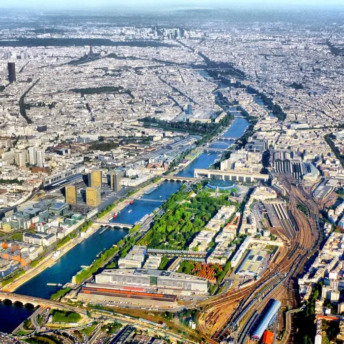 vista aerea del barrio de bercy en dia soleado