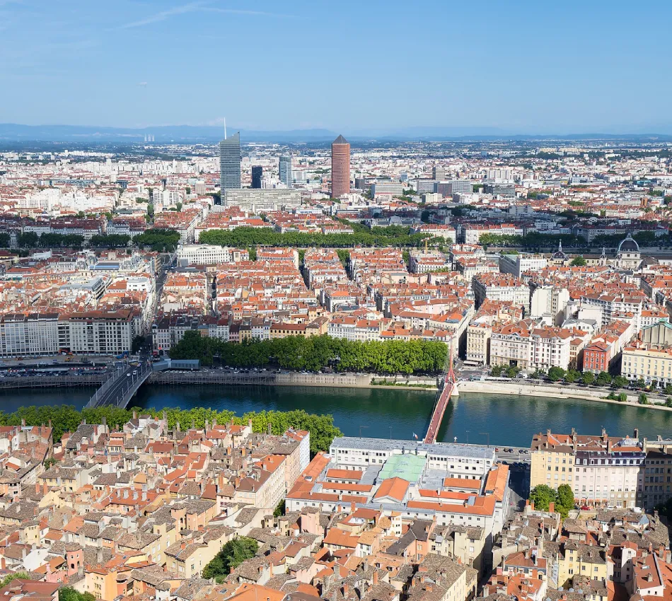 Vue aérienne d'une ville avec ponts, rivière et bâtiments.