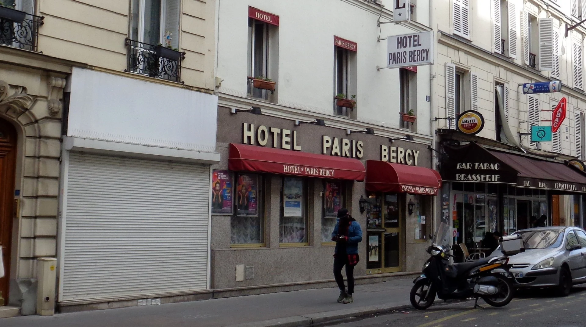 Hôtel Paris Bercy et bar tabac brasserie avec moto devant.