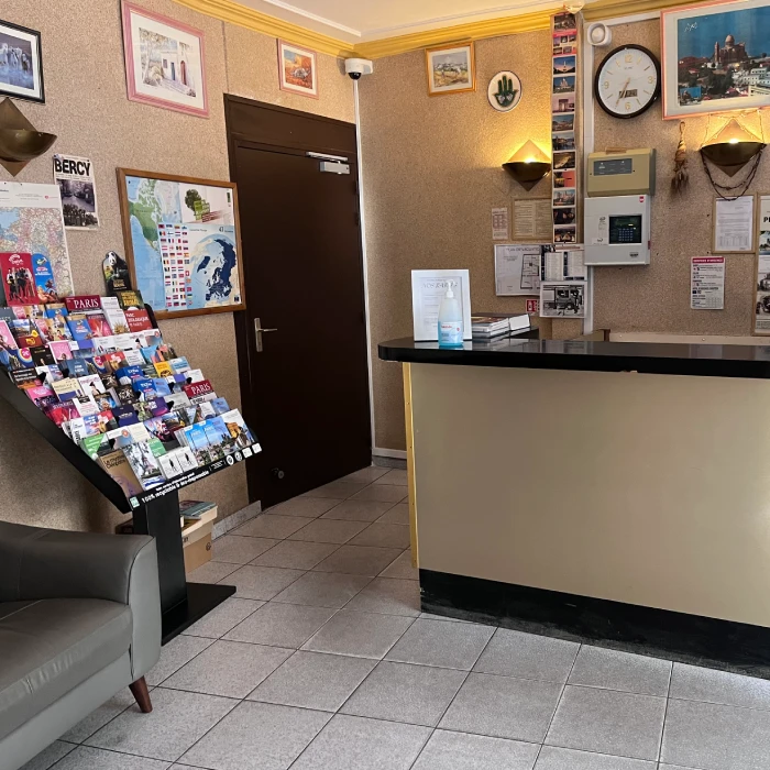 Réception d'hôtel avec brochures et cartes murales.