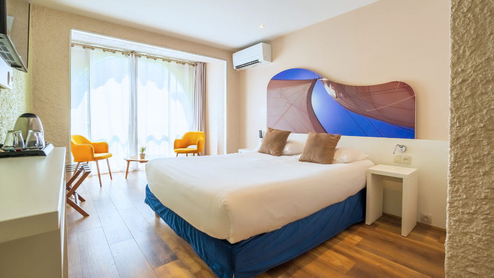 Chambre double confortable et lumineuse avec parquet et vue ext&eacute;rieure