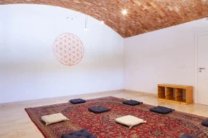 Sala de meditación con techo de bóveda de ladrillo artesanal, alfombra oriental y cojines de suelo en el Hotel Adults Only Marina Alta Ad Hoc Vitae.