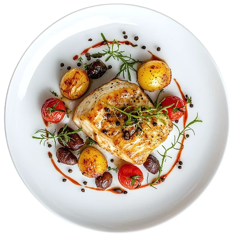 Plato de salm&oacute;n con papas, tomates, aceitunas y hierbas en salsa.