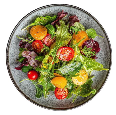 Ensalada de hojas verdes y tomates cherry en un plato gris.