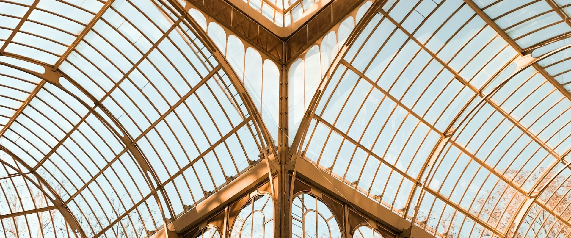 Techo de cristal con estructura met&aacute;lica en tonos dorados.