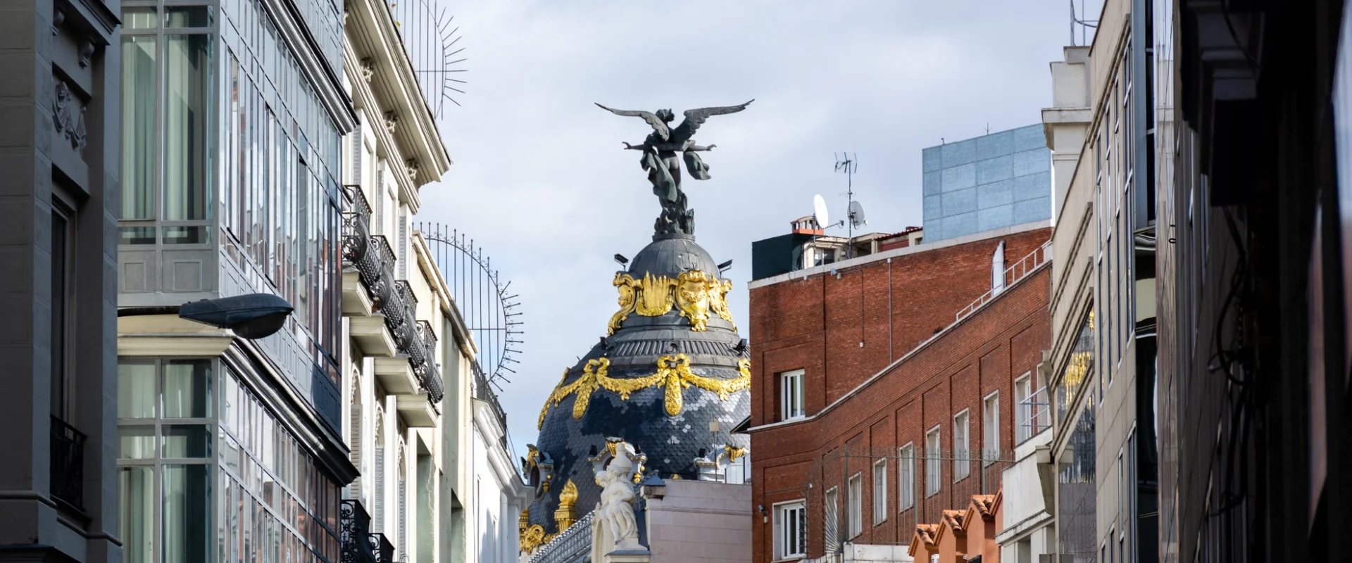 Vista del edificio Metropolis en una calle de Madrid.
