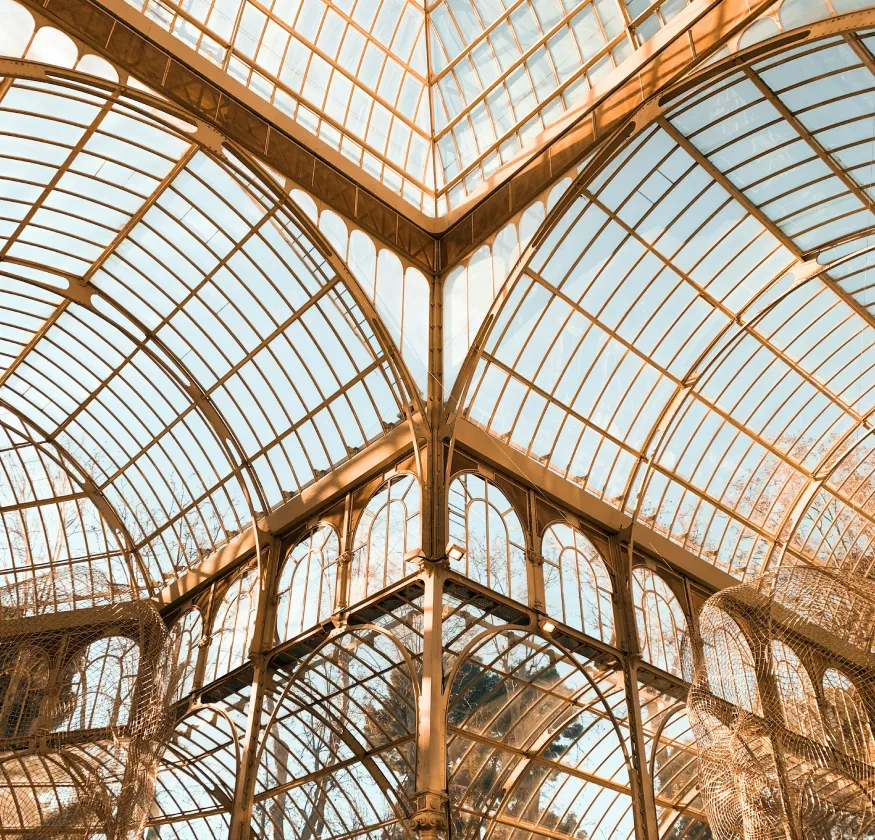 Techo de cristal y metal con estructura arquitect&oacute;nica detallada.