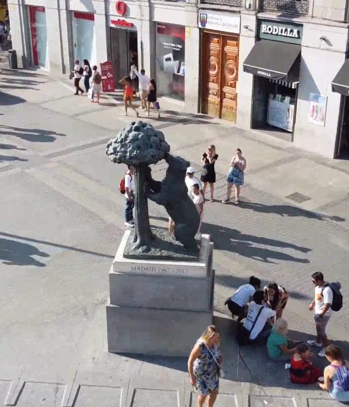 Estatua del Oso y el Madro&ntilde;o en Madrid, rodeada de turistas.