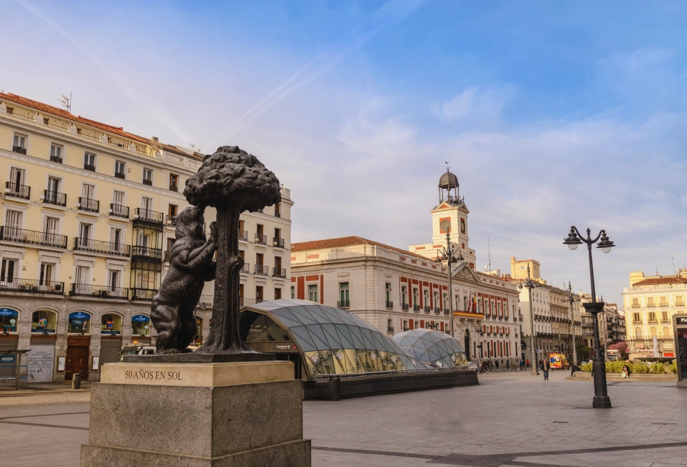 Puerta del Sol en Madrid con el Oso y el Madro&ntilde;o, cielo despejado.
