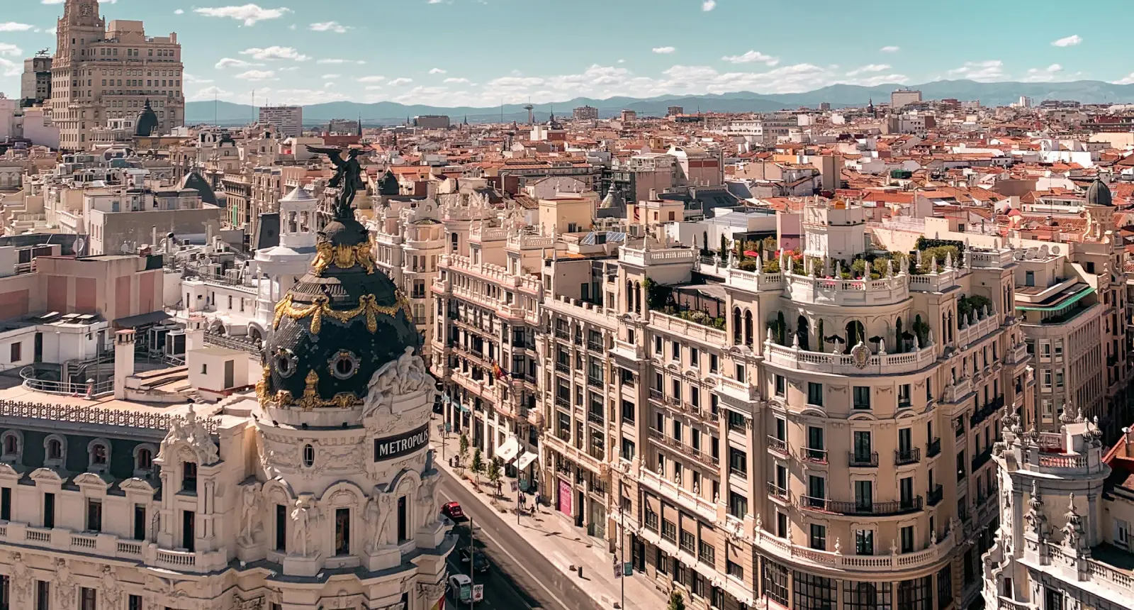 Vista a&eacute;rea de edificios hist&oacute;ricos y tejados en una ciudad europea.