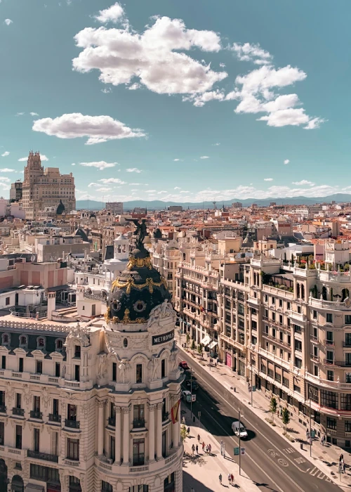 Vista a&eacute;rea de la Gran V&iacute;a en Madrid con cielo despejado y pocas nubes.