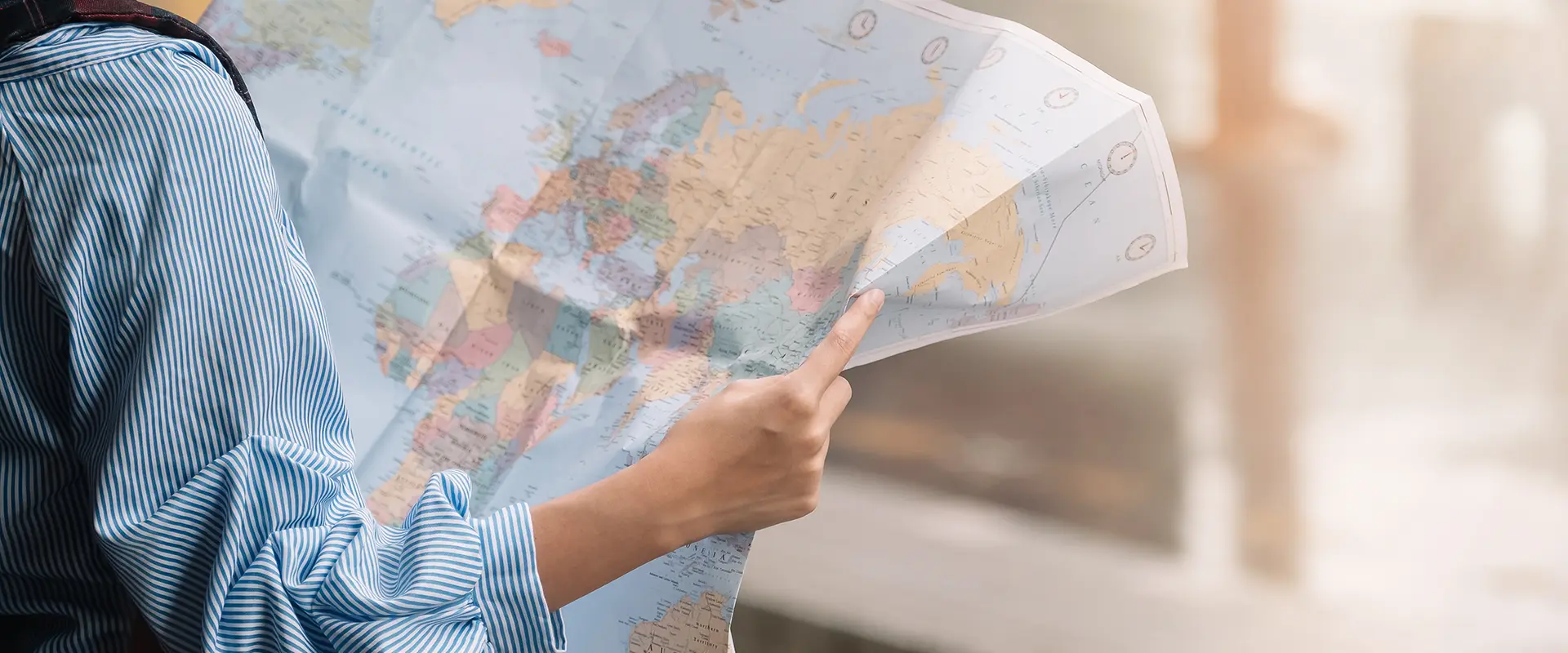 Una chica tiene el mapa abierto en las manos.