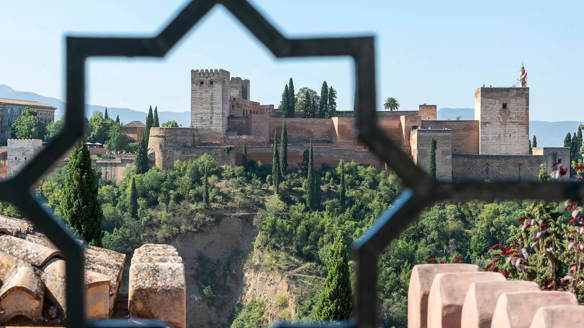 Vista de una fortaleza a trav&eacute;s de una ventana en forma de estrella.