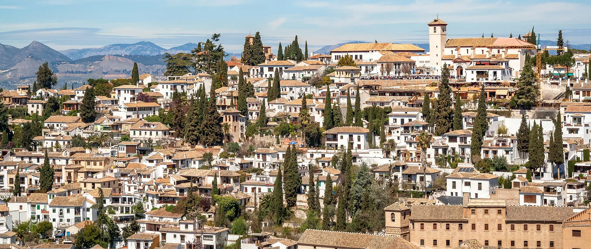 Vista panor&aacute;mica de un barrio con casas blancas y tejados marrones.