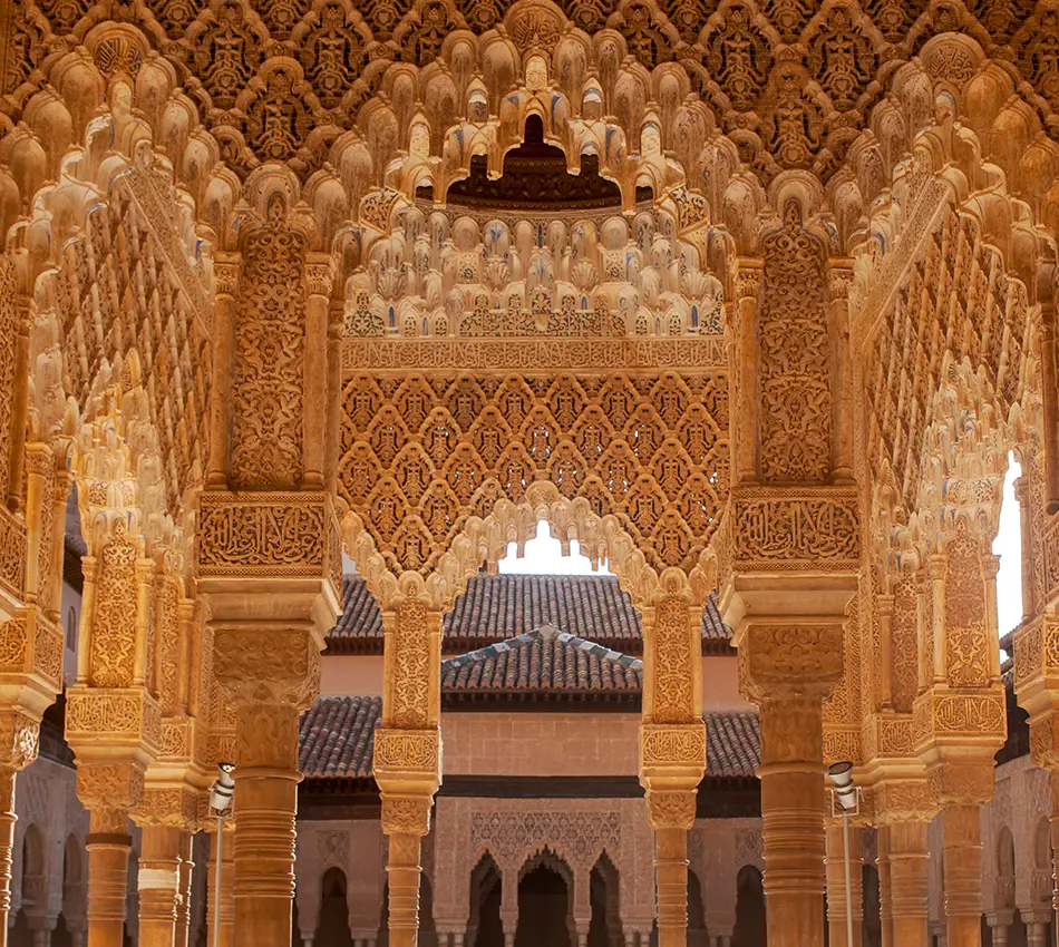 Arcos ornamentados de la Alhambra con intricados detalles arquitect&oacute;nicos.