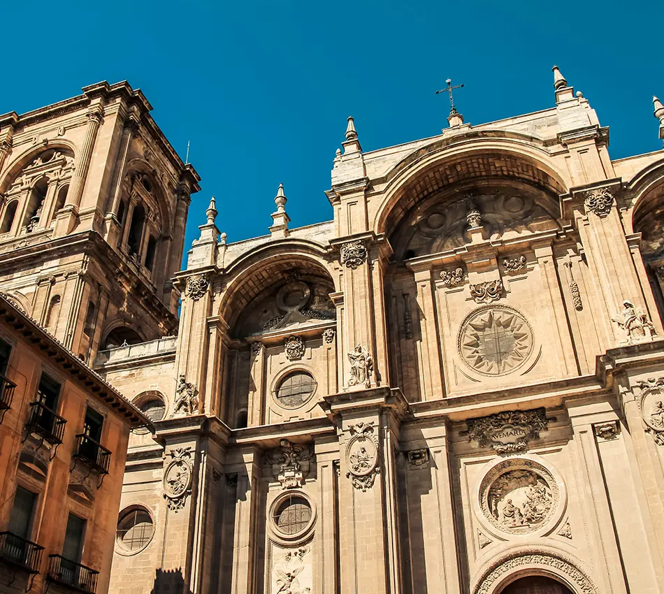 Fachada de una catedral con detalles barrocos bajo un cielo azul.