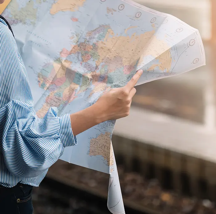 Una chica tiene el mapa abierto en las manos.