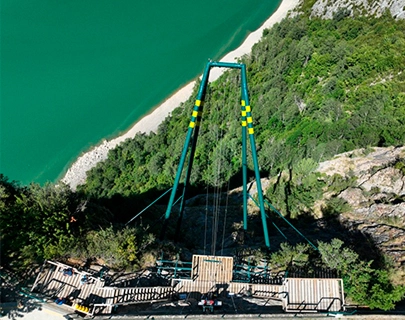 Vista a&eacute;rea de un columpio gigante junto a un lago rodeado de bosque.