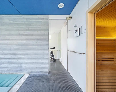 Pasillo moderno con sauna a la derecha y piscina a la izquierda.