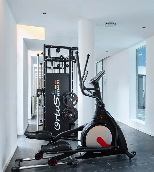 M&aacute;quina de fitness y bicicleta est&aacute;tica en una sala de entrenamiento.