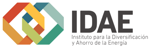 Logotipo del IDAE con un icono geom&eacute;trico y texto explicativo al lado.