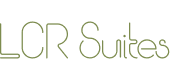 Texto "LCR Suites" en letras elegantes color verde sobre fondo negro.